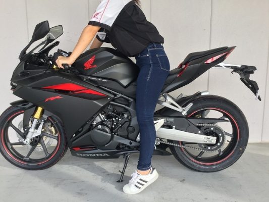 Cbr250rrの足つき １６４ｃｍの女性の場合 オートプラザ 神戸市西区 明石市にあるバイクショップ Hondawing ホンダウィング 店