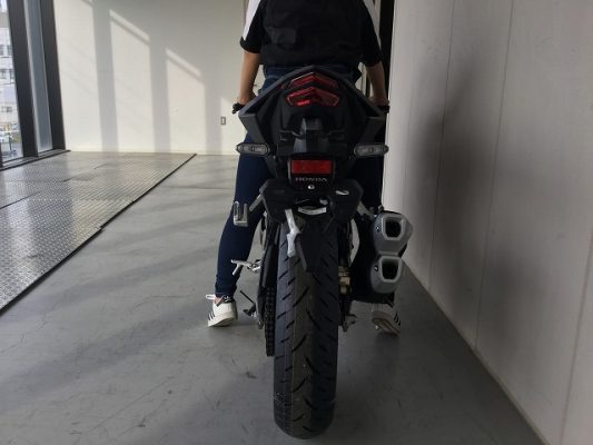 Cbr250rrの足つき １６４ｃｍの女性の場合 オートプラザ 神戸市西区 明石市にあるバイクショップ Hondawing ホンダウィング 店